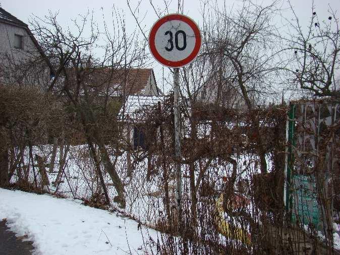 Tavasz utca kezdetén lévő jelzőtábla. A tábla oszlopa festett acél oszlop, jelenleg megfelelő állapotban.