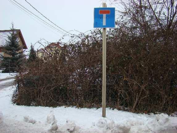 A tábla a Fürdő utcától távolabb helyezkedik el, a szabályos elhelyezéshez oszlopostól történő áthelyezése Rétsarki dűlő- Muskátli utca sarkán