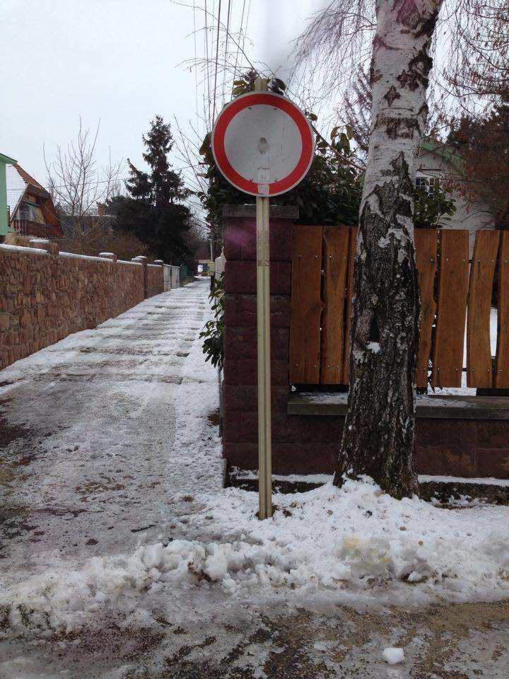 kommunális szolgáltató jelzőtábla kihelyezése A meglévő jelzőtáblák