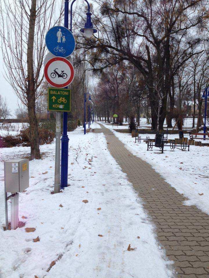 A jelzőtábla nem a haladási iránynak megfelelő oldalon található.