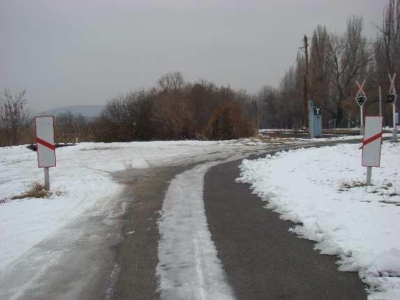 A Strand irányából az előjelzőt táblák megtalálhatók.