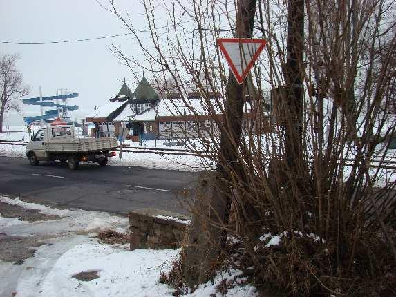 terület. Hullám utca 71 sz. főút csatlakozása.