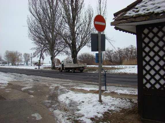 A buszmegálló jelzőtábla áthelyezése szükséges a kapubejáróhoz