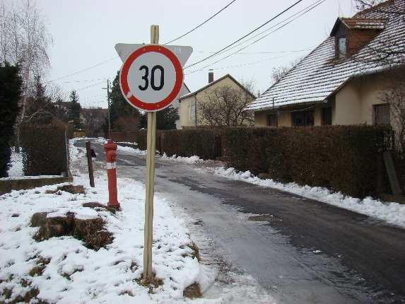 táblát önálló oszlopra a menetirány szerinti jobb oldalra kell áthelyezni.