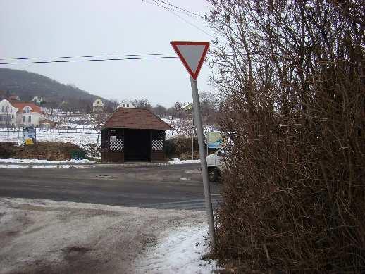 oszlop ferdén áll, a jelzőtábla a haladási iránytól elfordult.