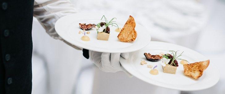 GERBEAUD VACSORA GERBEAUD VACSORA KLASSZIKUS MAGYAR ÍZEKKEL HIDEG ÍZELÍTŐ Bárány terrine paprikasalátával (G) Mini burgonyás lángos szalonnás tejfölös mártogatóval Pácolt libamell szeletek áfonyás
