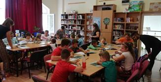 Könyvtár-mozi sorozat a lelkes középiskolások közreműködésével a táborban: Mint minden népnek, a cigány népcsoportnak is