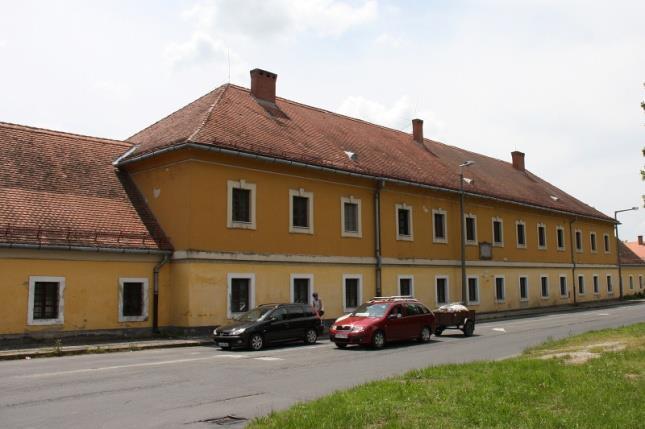 Az épület földszintjén, színpaddal ellátott BEXI-Klub, amely a hallgatói kulturális és szórakoztató rendezvények helyszíne. Ezen túl büfé áll a kollégisták rendelkezésére.
