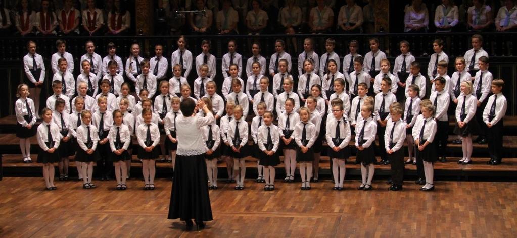 Az első részt egy impozáns összkar zárta, ahol három kórus együtt állt a színpadon: az Örökdiák Tavasz Kórus, a Ritoranti Kamarakórus és a Jubilate Nagykórus.