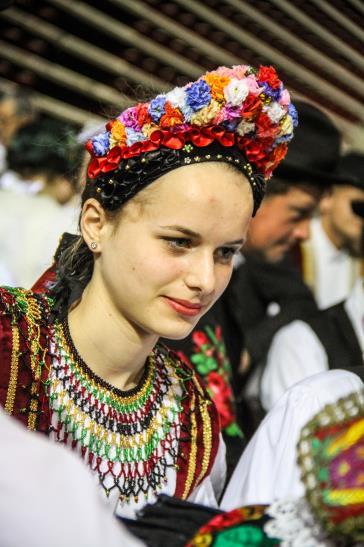 szokáshagyományát állítják színpadra. Szerepük azonban a helyi közösség életében sokkal több műsorszolgáltatásnál.