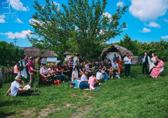 hogy a zenei és a kamaraprogramok mellett a