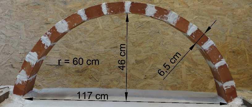 Mind a két kicsinyített boltozat kupás falazással, 3x3x4 cm oldalhosszúságú blokkokból épült. A harmadik vizsgált ív szegmens körív alakúra épült a geometriai méreteket és az elkészült boltívet a 23.