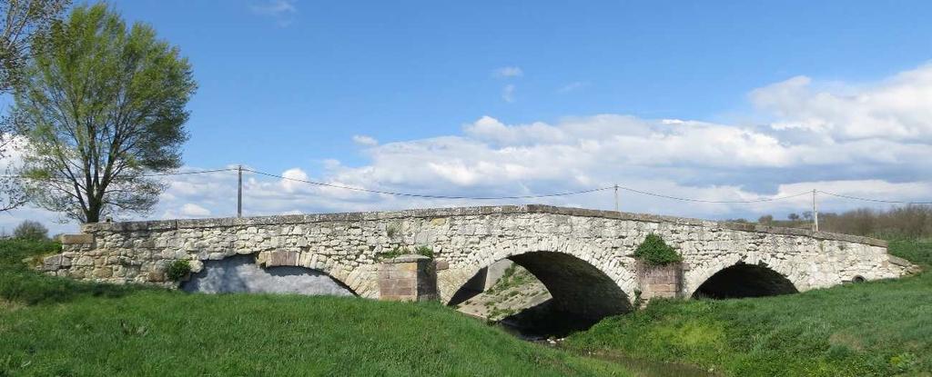 f) Héhalmi Bér-patak híd: Nógrád megye legnagyobb boltozott hídja, a Bér-patak felett álló háromnyílású műemlék kőhíd Héhalomnál (41. ábra). A mai kőhíd helyén korábban fahíd állt, majd a XVIII.