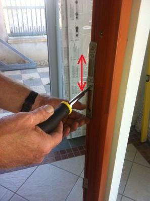 nyitott szárnynál húzza fel teljesen a kilincset, kilincsműködtetésű
