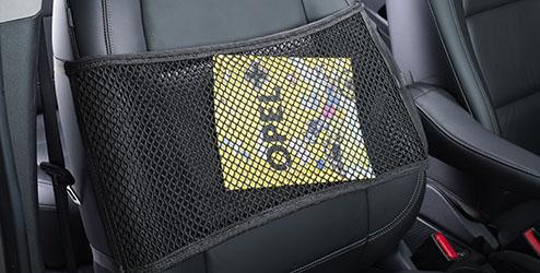 Egy pohártartóba illő tartót tartalmaz Szín: jet fekete 13372020 17 07 014 A vezető számára elérhető közelségben rögzíti a