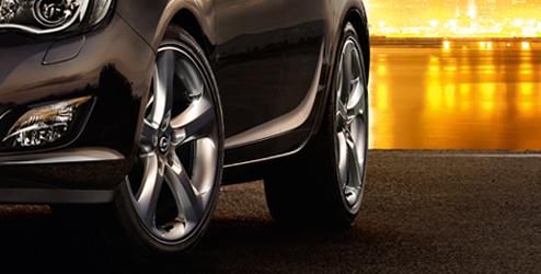 Bármilyen legyen is az Ön ízlése, az Opel eredeti könnyűfém kerekeivel mindig személyre szabhatja gépjárművét. Élvezze az Opel eredeti kiegészítők stílusát és kiváló minőségét.