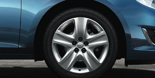 A dísztárcsát alaposan tesztelték és megfelel minden Opel specifikációnak Az ezüst dizájn a könnyűfém kerekek kinézetét utánozza Könnyen