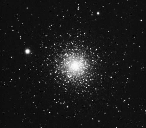 150 Meteor csillagászati évkönyv 2015 A Messier 15 gömbhalmaz Tóth Krisztián fotóján (102/635 L, ASI120MM kamera, 90 14s) szinte azonnal észrevesszük két fényes csillag közelében, amelyekkel
