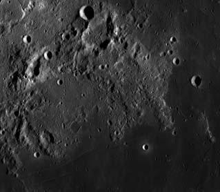 Kalendárium március 67 A Hypatia-kráter és a Hypatia-rianás az LRO (Lunar Reconnaissance Orbiter) felvételén. éves bazalt is volt. A Hypatia-kráter már nem olyan nevezetes, mint a rianás.