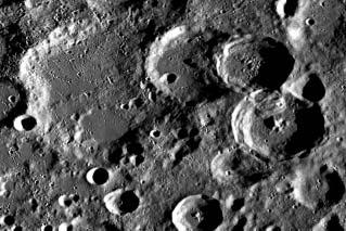 A Rimae Hypatiatól délre, a híres Thephilus Cyrillus Catharina kráterhármastól északra, a Sinus Asperitatus északi peremén találjuk.