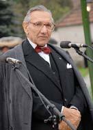 Felkészítô tanáruk Buncsákné Zelenák Erzsébet volt. Kôszegi Zoltán polgármester köszöntôje után dr. Zlinszky János, városunk díszpolgára mondott ünnepi beszédet.