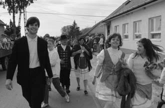A sok szôlôsi fiatalabb-idôsebb résztvevô mellett Gyónról, Dabasról, Sáriból, Újhartyánból, és Bugyiról is érkeztek felvonulók.