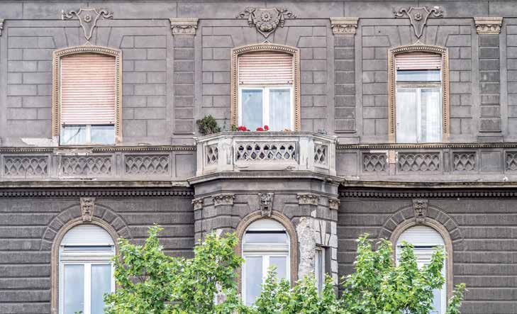 Ingatlanrovatunk állandó szakértője Balla Ákos, a cég ügyvezető-tulajdonosa, aki lapunk hasábjain segít az olvasóknak eligazodni az ingatlanpiacot érintő legfontosabb kérdésekben.