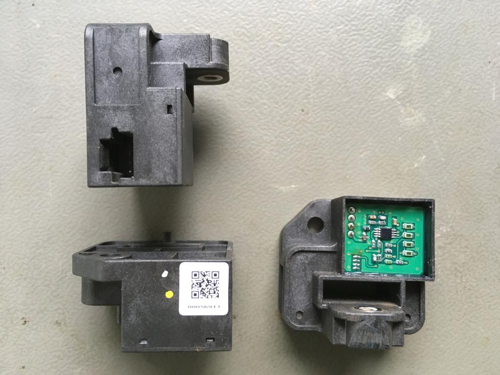 a bal oldalról bejövı akkumulátor két kapcsát elvezeti felfelé, a blokk-kondenzátor 3x2 kapcsára, majd innen párhuzamosan megy lefelé is, az IGBT (vagy FET) modul két kapcsára is; ezek lettek tıbıl