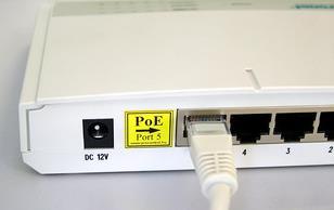 csatlakoztathatjuk az eszközt a következők szerint A készülék a 10 MBit Ethernet vagy 100 MBit hálózatot támogató HUB, vagy SWITCH eszközökkel is együttműködik.