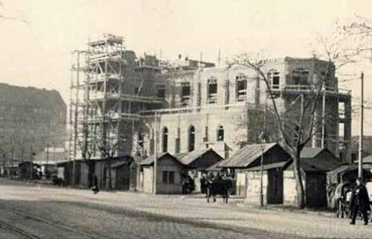 1. ÁLLOMÁS - ÁRPÁD-HÁZI SZENT MARGIT PLÉBÁNIATEMPLOM A TEMPLOM A templomot 1933. október 15-én szentelték fel. Építését hosszas vita előzte meg.