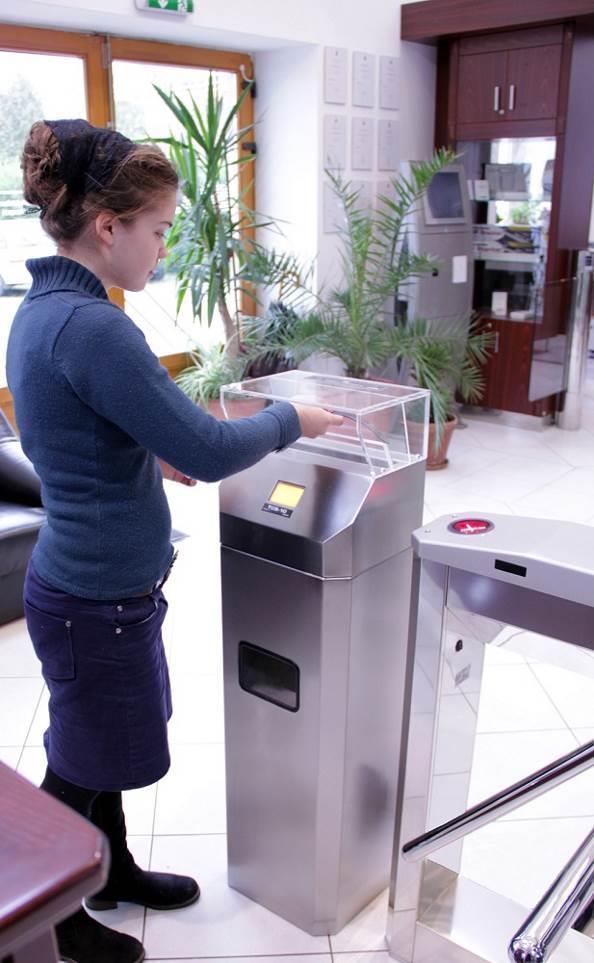 A készülék nagyszilárdságú tartóoszlopból, az oszlopfejbe épített karkötő-bevezető foglalatból, RFID proximity kártyaolvasó terminálból, kártyaelnyelő mechanikából, és egy kártyagyűjtő tárolófiókból