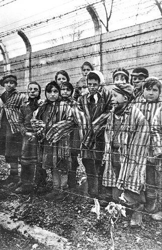 [ ] Lehetetlen a zsidókat, kiknek minden a kezükben volt, egy-két év leforgása alatt kikapcsolni. [ ] Ehhez legalább egy emberöltő kell.