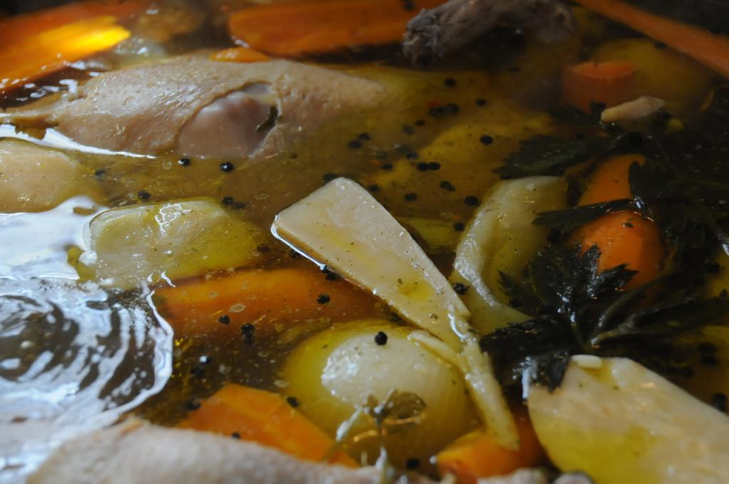 TYÚKHÚSLEVES 1 egész házi tyúk, 2 kg zöldség vegyesen, zöldség zöldje, 1 db karalábé, 1 db zeller gumó, 2 fej hagyma, 1 fej fokhagyma, zöldpaprika, paradicsom, só, egész bors, 3-4 szem gomba,