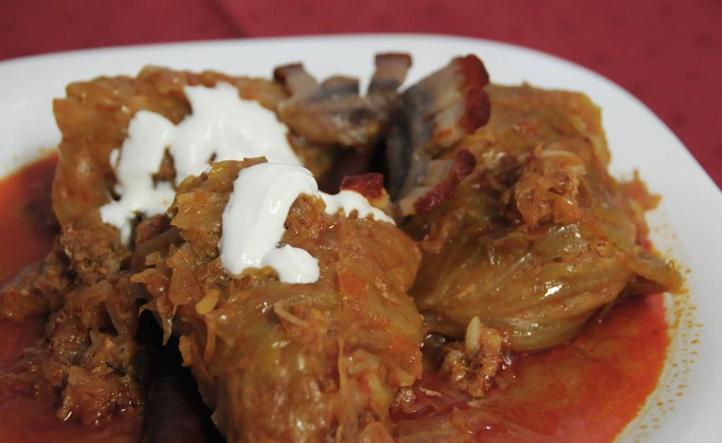 TÖLTÖTT KÁPOSZTA 1 kg darált hús(lapocka), 1 kg savanyú káposzta, 10 db savanyú káposzta levél, 20 dkgfüstölt szalonna, füstölt oldalas, 3 db sertés köröm, 1 db közepes nagyságú csülök, 20 dkg rizs,