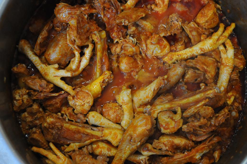 KAKAS PÖRKÖLT KANÁLLAL SZAGGATOTT NOKEDLIVEL a pörkölthöz 1 közepes nagyságú érett kakas, 30 dkg sertés zsír, 1 kg hagyma, só, bors, törött paprika, 2-3 darab zöldpaprika, 2 db paradicsom, száraz