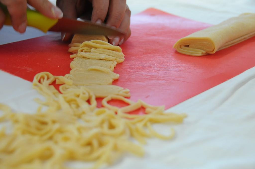 KRUMPLIS LÁNGOS 2 kg liszt, 50 dkg krumpli, 5 dkg élesztő, só, mokkáskanál cukor az élesztőhöz, olaj a sütéshez Megfőzzük sós vízen a krumplit, majd pépesre összetörjük.