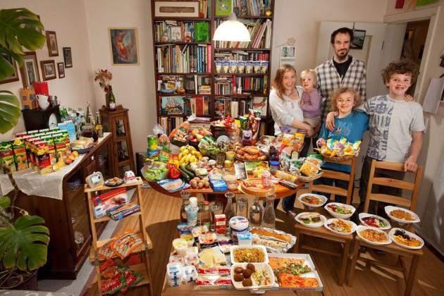 Németország: a Hamburgban élő Sturm család heti élelmiszer számlája: 253.29 EUR (75.