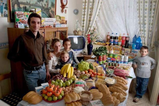 Olaszország: a Manzo család (Szicília) heti élelmiszer számlája 214.36 EUR (64.