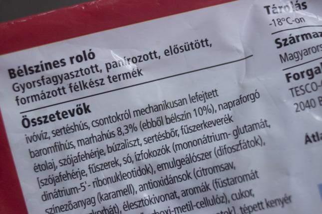 Ivóvíz, sertéshús, csontokról mechanikusan lefejtett baromfihús, marhahús 8,3% (ebből bélszín 10%) EZ 0,83% BÉLSZÍN, napraforgó étolaj, szójafehérje, búzaliszt, sertésbőr, fűszerkeverék