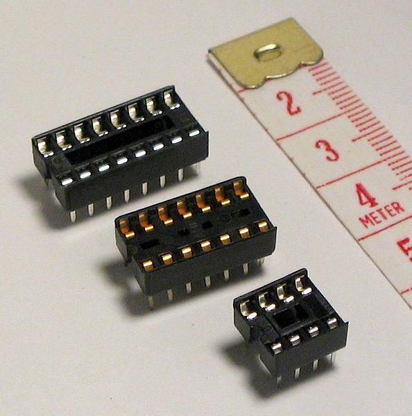 112 Fizikai számítástechnika: elektronikai alapok és Arduino programozás 5.1.2. ábra: DIP foglalatok A fekete tok