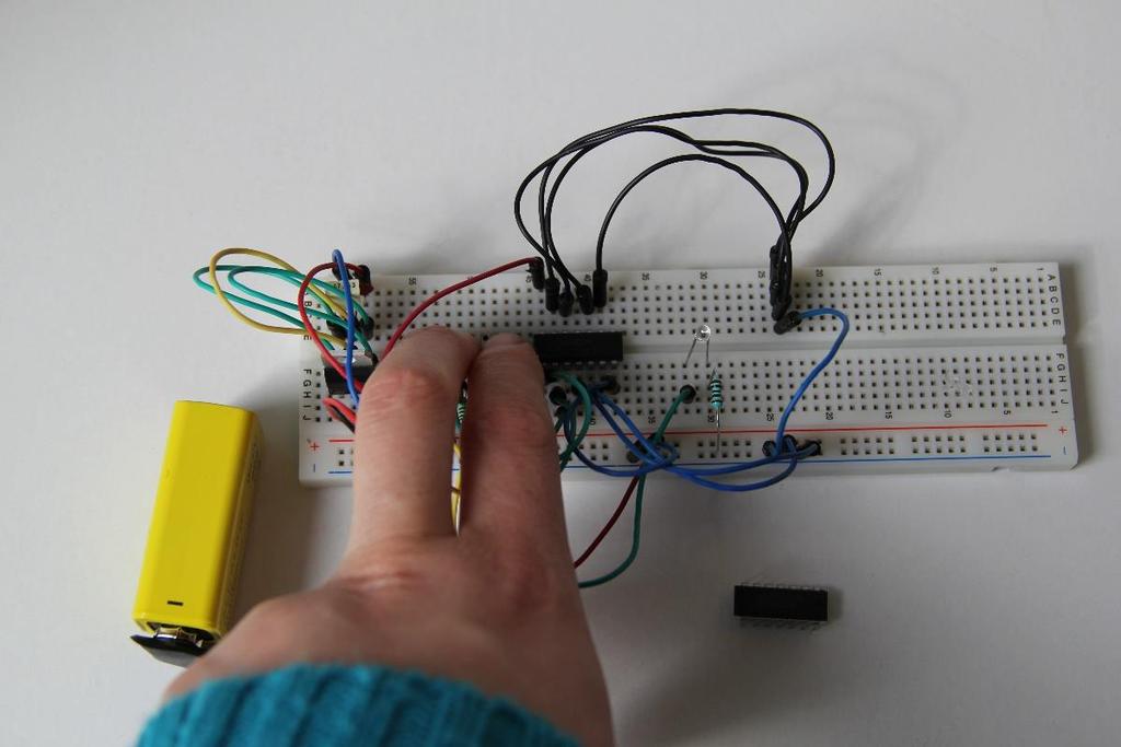 5. Logikai kapuk 123 Ha áram alá helyezzük a NAND kaput, világítani kezd a LED.