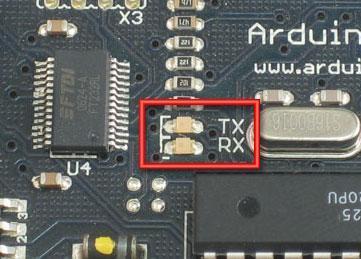 9. Soros kommunikáció Az Arduino mikrovezérlőjén (AVR ATmega) van két olyan I/O csatorna (D0 és D1), amelyeknek megkülönböztetett funkciójuk van a két kivezetést együtt soros portnak nevezzük, amin