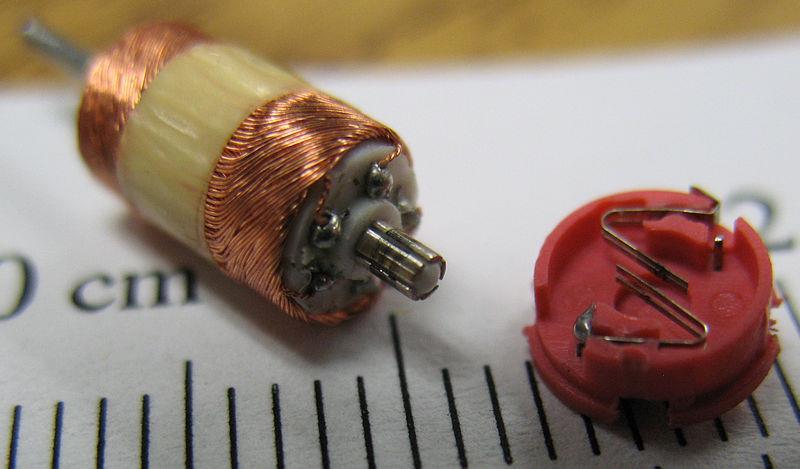 motorvezérlő áramkörre, úgynevezett H-hídra van szükségünk. Ez egy elektromos áramkör, amit házilag is megépíthetünk, de mikrochip formájában meg is vásárolhatunk.