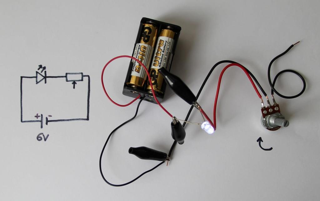 28 Fizikai számítástechnika: elektronikai alapok és Arduino programozás Az előző áramkörben cseréljük ki az ellenállást egy 2 kiloohmos lineáris, tekerős potméterre!