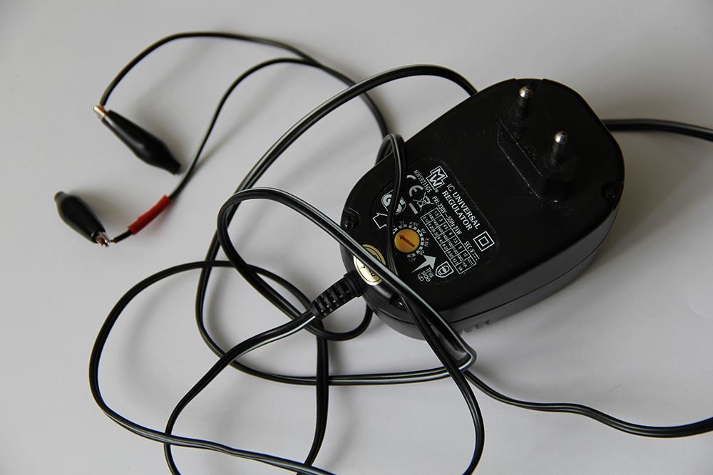 44 Fizikai számítástechnika: elektronikai alapok és Arduino programozás pozitív pólusú. Kézzel sodorjuk össze a végét.