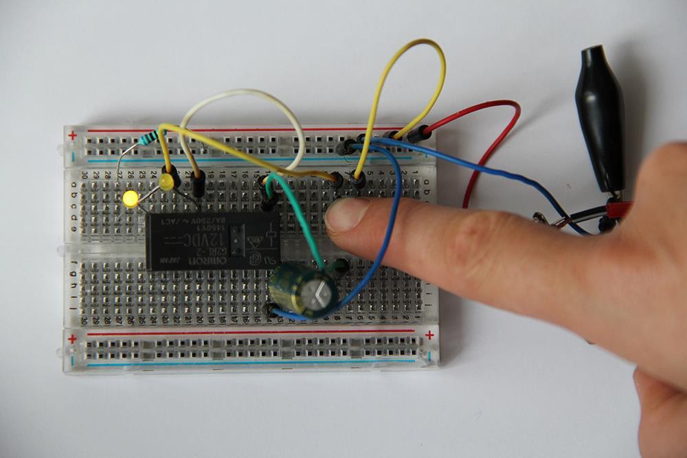 50 Fizikai számítástechnika: elektronikai alapok és Arduino programozás 2.19. ábra: Kondenzátorral kiegészített relés áramkör kapcsolási rajza 2.20.