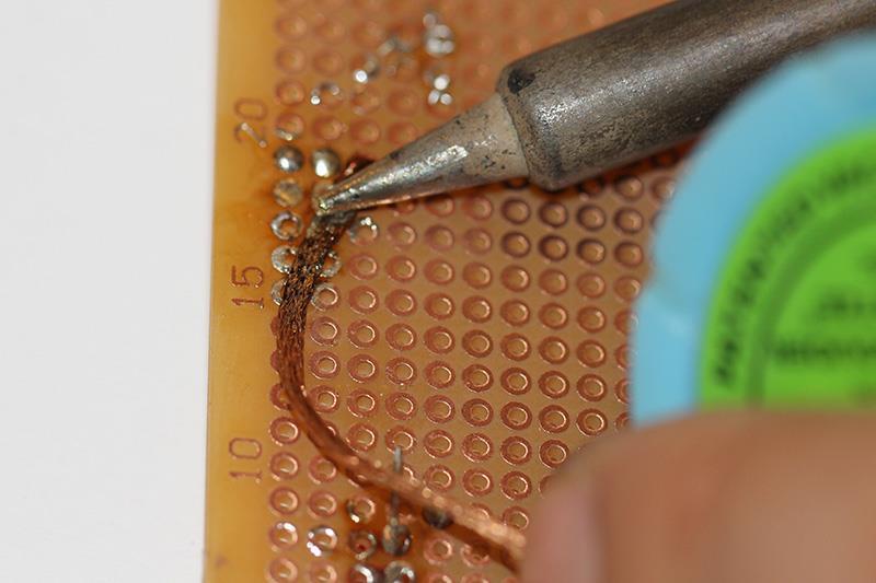 80 Fizikai számítástechnika: elektronikai alapok és Arduino programozás 3.24. ábra: A másik lehetőség a kiforrasztó huzal, ami egy többszálas fonott lapos rézdrót.