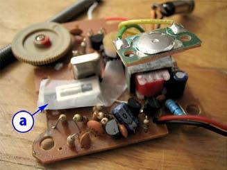 84 Fizikai számítástechnika: elektronikai alapok és Arduino programozás Most a macskából kiszedett mikrofont szereljük fel