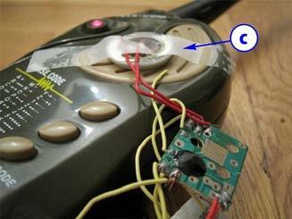 drótjait. A macska szenzora érzékeli a walkie-talkie-ból érkező hangokat. 4.