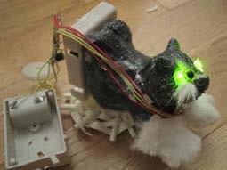 90 Fizikai számítástechnika: elektronikai alapok és Arduino programozás A LED-eket ki kell húzni a fejéből és a dobozból kiszedni az elektronikát: a elem, b hangszóró, c LED-ek, d